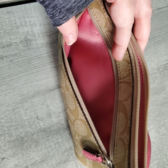 Coach tan & pink wristlet, outer pocket&zipper, inside 2 pockets, 6 cc slots. - Picture 3 of 8